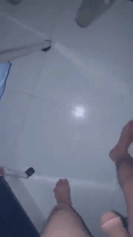 半夜儿子偷偷溜进妈妈房间 对着裸睡的妈妈打飞机202212251113286.gif